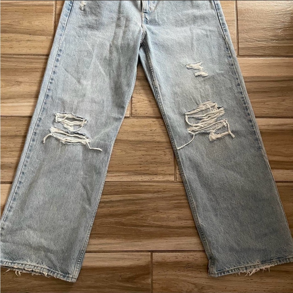 Women’s Distressed Light Blue Levi’s Loose Fitting Jeans